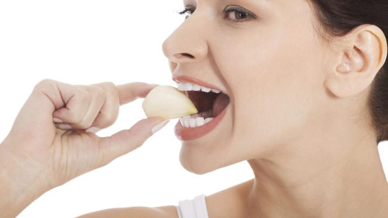 10 Surprising Benefits Of Eating Raw Garlic For Women: A Natural Powerhouse